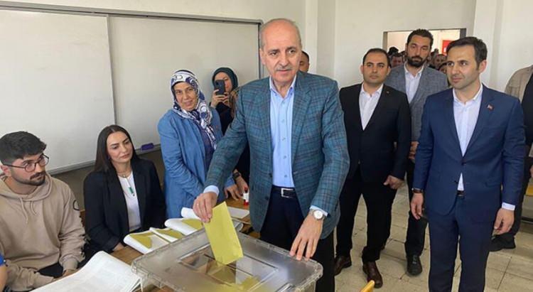 <p>AK Parti Genel Başkanvekili Numan Kurtulmuş, Cumhurbaşkanı Seçimi ve 28. Dönem Milletvekilliği Seçimi için oyunu kullanacağı Bahçelievler Kudret Saraçoğlu İmam Hatip Ortaokulu’na geldi. Kurtulmuş'u, Bahçelievler Belediye Başkanı Hakan Bahadır karşıladı. Kurtulmuş daha sonra 3041 numaralı sandıkta oyunu kullandı.</p>
