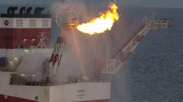 <p>Karadeniz'de 700 milyar metreküpün üzerinde doğalgaz keşfi yapıldığını anımsatan Terzioğlu, şöyle devam etti:</p>
<p><strong>"Doğal gazdan sonra bir de karada petrol keşfi oldu. Gabar'da son yapılan keşifte tam kapasiteye ulaşıldığında günlük 100 bin varillik bir üretim olacak. Türkiye'nin tüketiminin petrolde günlük 1 milyon varil olduğunu düşünürsek yeni keşifle birlikte Türkiye ihtiyacının yüzde 20-25'ini kendi kaynaklarıyla karşılayabilecek. Karadeniz'de doğal gaz keşfi ve muhtemel diğer keşiflerle birlikte enerji ithalatı için ödeyeceğimiz paranın direkt doğal gaz ve petrol keşiflerinden ötürü azalacağını öngörüyoruz."</strong></p>