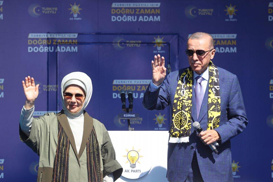 <p>Cumhurbaşkanı ve AK Parti Genel Başkanı Recep Tayyip Erdoğan'ın katıldığı Edirne Selimiye Meydanı'nda düzenlenen mitinge vatandaşlar ilgi gösterdi.</p>

<p>​</p>
