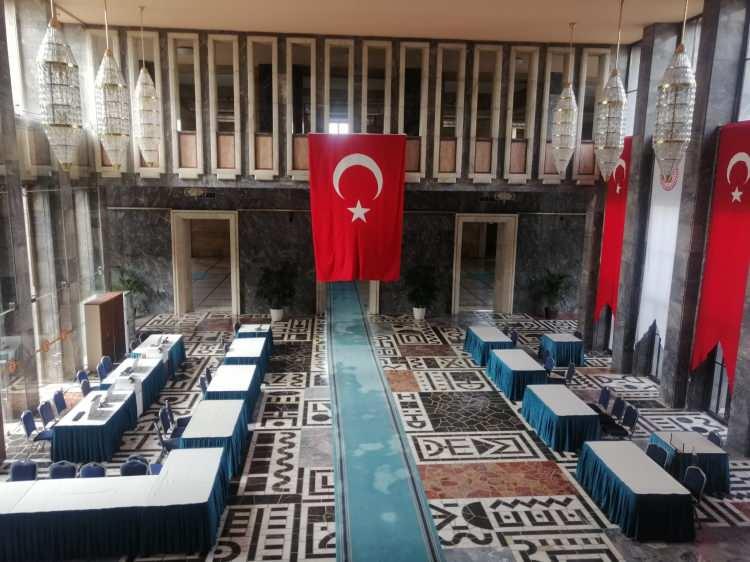 <p>Türkiye Büyük Millet Meclisi'nde (TBMM) 28'inci dönem hazırlıkları kapsamında seçilecek milletvekilleri için kayıt masaları kuruldu.</p>

