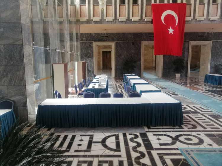 <p>Milletvekili aday listelerinde yer almayan milletvekillerinden, odalarını 14 Mayıs'a kadar boşaltmaları istendi. Ayrıca, Meclis başkan vekilleri, komisyon başkanları, grup başkanları, grup başkan vekillerine tahsis edilen makam araçları da TBMM'ye iade edildi. 12.05.2023 16:26 Politika - Ankara</p>