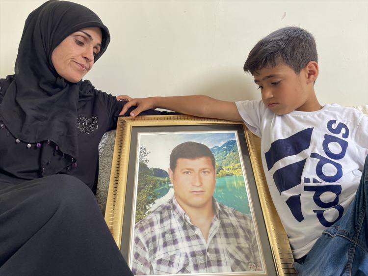 <p>Saldırının üzerinden 7 yıl geçtiğini belirten Yaman, "İlk günkü gibi acı çekiyorum. Çocuklar babalarını sora sora büyüdü. Evlilik yıl dönümü, Sevgililer Günü, saldırının yıl dönümü geldiğinde o günlerde daha çok acı çekiyoruz. Acımız aynı, geçmiyor." ifadelerini kullandı.</p>
<p> </p>
