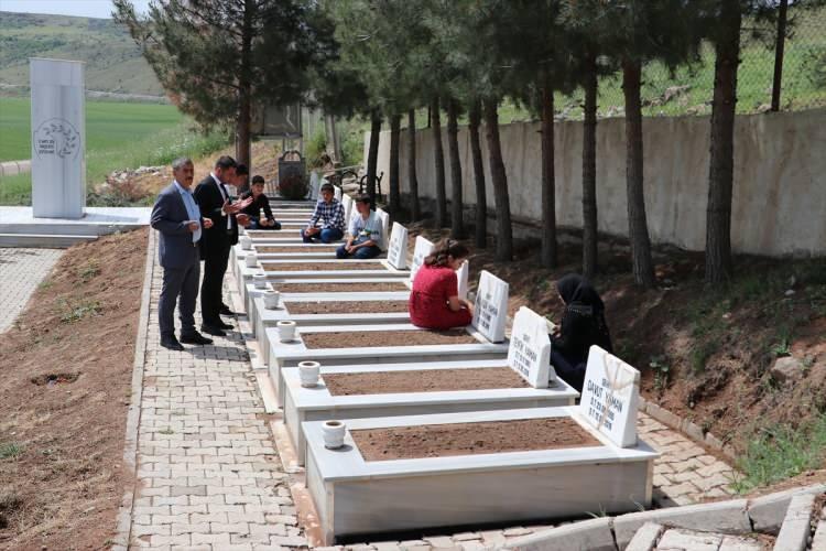 <p><strong> "Hiçbir şey evlat kadar tatlı değil"</strong></p>
<p>Anne Safiye Yeşil de Kürtçe, saldırıda 20 yaşındaki oğlu Emrullah'ın hayatını kaybettiğini belirterek, "Oğlumu her gün düşünüyorum. Hiçbir zaman unutamıyorum. Hiçbir şey evlat kadar tatlı değil. Her arife gününde kıyafet almaya giderdi. Şimdi de her arife günü oturup ağlıyorum." dedi.</p>
<p>Oğlunun kendisini ve kardeşlerini çok sevdiğini anlatan Yeşil, şöyle devam etti:</p>
<p>"Evladım her Anneler Günü'nde elimi öper ve bana sarılırdı. Oğlumun acısını hiçbir zaman unutmayacağım. Bu saldırıyı yapanlardan Allah evladımın hakkını alsın. Çocuklar yetim kaldı, kadınlar eşsiz, aileler sahipsiz kaldı. Annelerin yüreği her gün yanıyor. Nereye gidersen git, bu acı senden ayrılmıyor. Evladım için her gün ciğerim yanıyor fakat Anneler Günü'nde daha fazla yanıyor."</p>