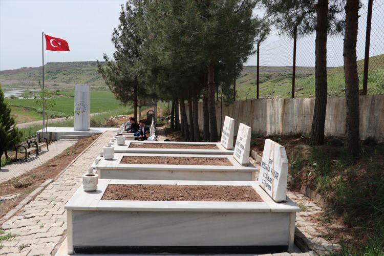 <p>Saldırıda 3 oğlu ve torununu kaybeden Muhterem Yaman ise torunlarının yetim, gelinlerinin ise genç yaşta dul kaldığını söyledi.</p>
<p>Oğullarından birinin nişanlı olduğunu ve nişanlısının hala evlenmediğini dile getiren Yaman, şunları kaydetti:</p>
<p>"Hiçbir zaman acıları yüreğimden çıkmıyor. Anneler Günü geldiğinde yüreğim yanıyor. Allah'tan sabır vermesi için dua ediyorum. Oğullarım Anneler Günü'nde bana kıyafet, ayakkabı, yüzük alırlardı. Çocuklarım beni severdi. 7 yıldır yüreğime yerleşen keder çıkmıyor. Benim için Anneler Günü yok. Gittiğim her yerde gözümden yaş akıyor. Yaşadığım müddetçe kederleri bitmeyecek, çocuklarımın kederinden öleceğim."</p>