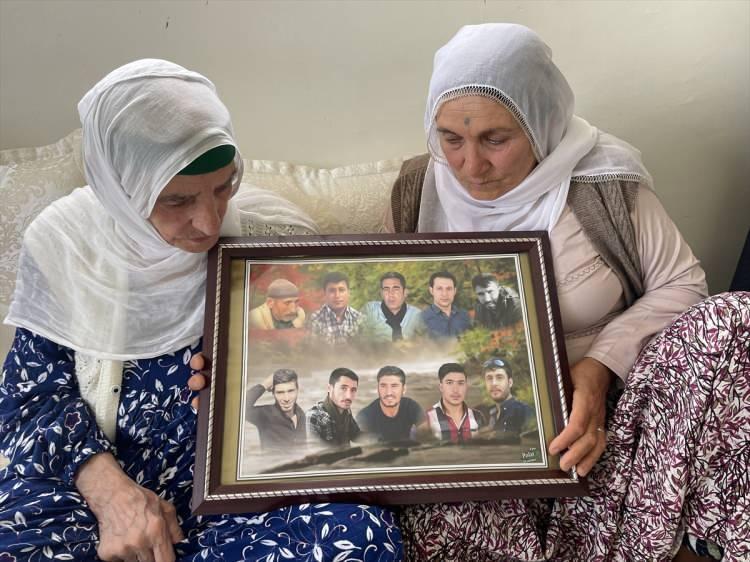 <p><strong>Dava süreci</strong></p>
<p>Katliamın ardından tutuklanan Burhan Taş, terör saldırısına öncülük ettiği gerekçesiyle yargılandığı davada, 24 Haziran 2020'de "devletin birliği ve ülke bütünlüğünü bozmak" ve saldırıda 16 kişinin hayatını kaybetmesi nedeniyle "kasten öldürmek" suçundan 17 kez ağırlaştırılmış müebbet, "tehlikeli maddeleri izinsiz bulundurmak veya el değiştirme" suçundan ise 11 yıl 8 ay 20 gün hapis cezasına çarptırılmıştı.</p>