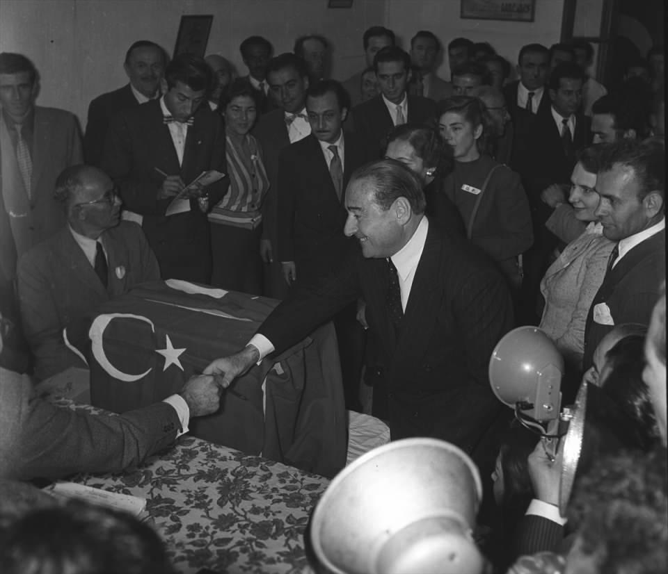 <p> 1 Temmuz 1953'te dönemin Başbakanı Adnan Menderes, oy kullandı. </p>
