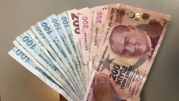 <p>Dolar bazında ise yüzde 54.60 artış yaşanırken, döviz dalgalanmalarına rağmen asgari ücret dolar bazında 457 dolar olarak belirlendi.</p>
