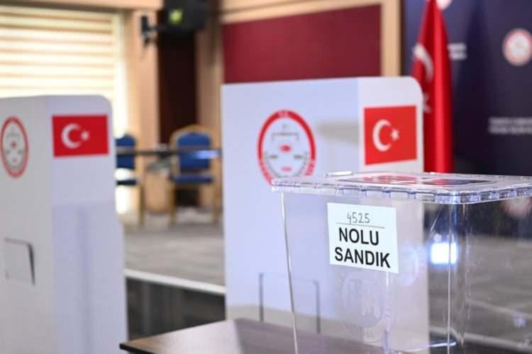 <p>Sandık Kurulu Başkanı, kullanılan oyun geçersiz sayılmaması için, zarfın içine başka bir materyal atılmaması, pusulaların ve zarfın üzerine işaret konulmaması yönünde seçmeni uyaracak ve ikinci bir oy pusulası verilmeyeceğini belirtecek.</p>
