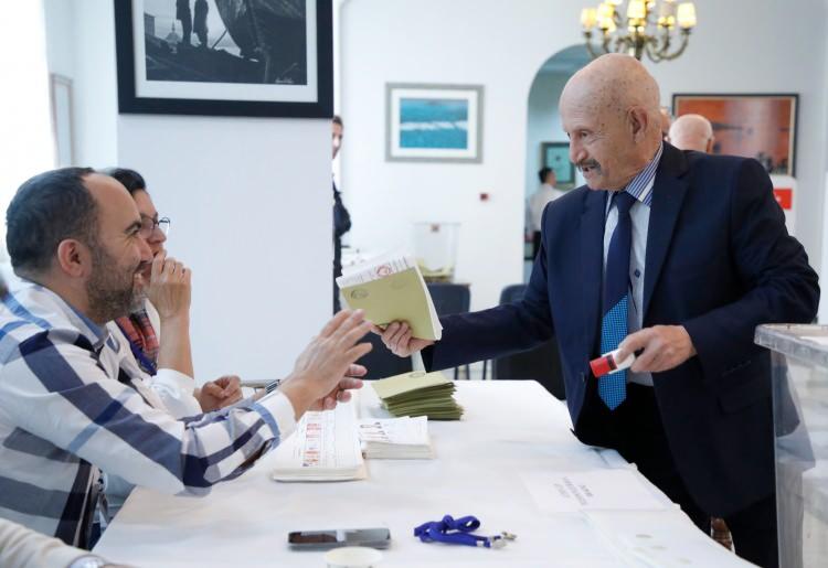 <p><strong>- İSPANYA VE PORTEKİZ</strong></p>

<p>Oy kullanma işlemleri, İspanya'da Türkiye'nin Madrid Büyükelçiliği ve Barselona Başkonsolosluğunda 5-7 Mayıs arasında, Portekiz'de ise Türkiye'nin Lizbon Büyükelçiliğinde 6-7 Mayıs'ta gerçekleştirildi.</p>

<p>İspanya'da 5 bin 838, ilk defa yurt dışında oy kullanma işleminin yapıldığı Portekiz'de ise 1484 kayıtlı seçmen bulunuyor.</p>

<p>Büyükelçilik yetkililerinden alınan bilgilerde oy kullanma işlemlerinin rahat ve sorunsuz geçtiği bildirildi.</p>

<p> </p>
