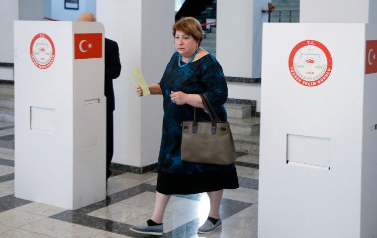 <p>İtalya'da toplamda 19 sandıkta kullanılan oylar ile Malta'da toplam 4 sandıkta kullanılan oyların 8 Mayıs Pazartesi günü diplomatik kuryeler vasıtasıyla Türkiye'ye ulaştırılması bekleniyor.</p>
