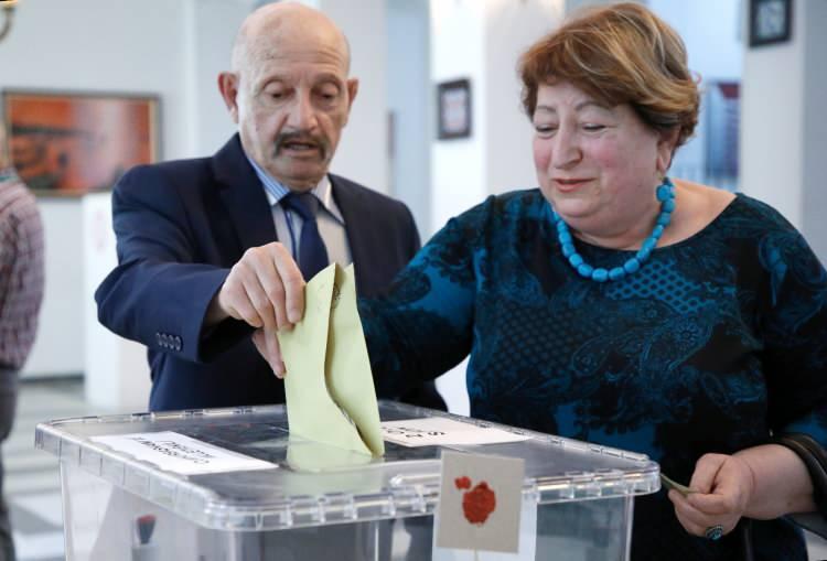 <p>AA muhabirine değerlendirme yapan Türkiye'nin Barselona Başkonsolosu Selen Evcit, seçimlere ilginin yoğun olduğunu, gerek Barselona ve çevre illerden gerekse Fransa'dan Türk vatandaşlarının gelerek oylarını kullandıklarını söyledi.</p>
