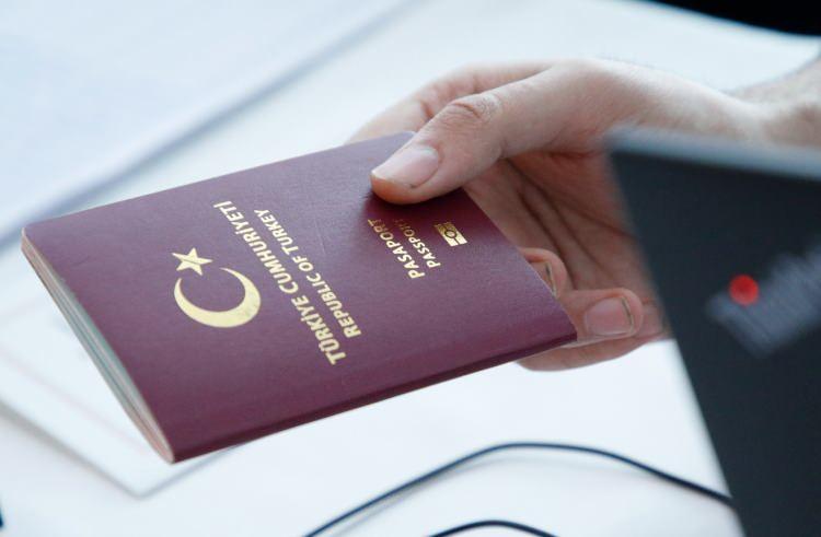 <p>Başkonsolosluklarda 21.00'de oy kullanma işleminin tamamlanmasıyla, oylar çuvallara konularak mühürlendi.</p>
<p>Mühürlenen çuvallar, muhafaza edilmek üzere kapısında üç kilit bulunan özel odaya götürüldü.</p>