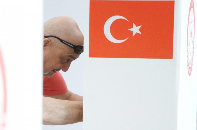 <p><strong>- YUNANİSTAN</strong></p>
<p>Yunanistan'da, Türkiye'nin Atina-Pire Başkonsolosluğu ile Selanik, Gümülcine ve Rodos başkonsolosluklarında 29 Nisan'da başlayan oy kullanma işlemi 21.00'de sona erdi.</p>
<p>Yunanistan'da kayıtlı seçmenler, başkonsolosluklara giderek, 14 Mayıs'ta yapılacak Cumhurbaşkanı ve 28. Dönem Milletvekili Genel Seçimleri için tercihlerini sandığa taşıdı.</p>
<p> </p>