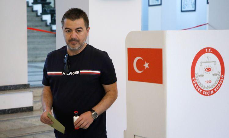 <p>Bağış, pusulaların büyükelçilik çalışanları ve siyasi partilerin temsilcileri ile mühürlü çuvallar içinde İstanbul'da YSK'ye temsil edileceği bilgisini paylaştı.</p>
<p> </p>
<p>Türkiye'nin Bratislava Büyükelçisi Yunus Demirer de YSK'nin aldığı karar çerçevesinde Bratislava'da ilk defa bu seçimlerde sandık kurulduğunu, "Bu çerçevede Slovakya'da yaşayan vatandaşlarımız dün ve bugün Bratislava'da oy kullanmaları mümkün olmuştur. Bratislava açısından sandıklar bu akşam yerel saatle 21.00’de kapanmış ve oy verme işlemleri tamamlanmıştır." diye konuştu.</p>
