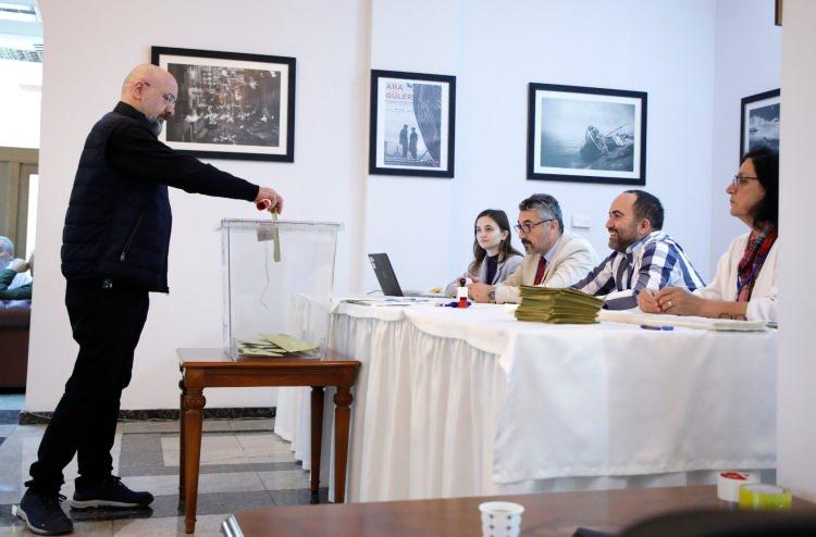 <p>Türkiye'nin Budapeşte Büyükelçiliğinde de oy verme işlemi sorunsuz bir şekilde tamamlandı. Oy pusulalarının bulunduğu torbalar yetkililerin eşliğinde YSK’ye ulaştırılacak.</p>

<p> </p>

<p>Çekya'da 3 Mayıs, Macaristan'da 5 Mayıs, Slovakya'da ise 6 Mayıs’ta oy verme süreci başlamıştı.</p>
