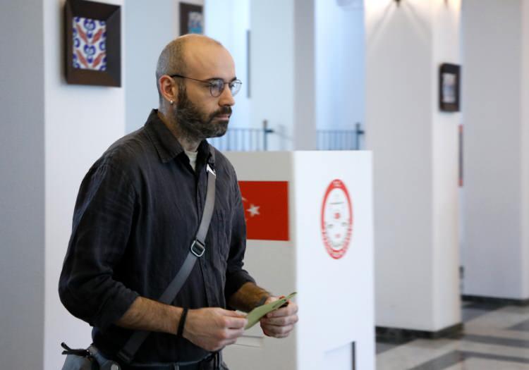 <p>ABD'de, Türkiye’nin Washington Büyükelçiliğinin yanı sıra New York, Boston, Chicago, Los Angeles, Miami ve Houston Başkonsolosluklarında Türk vatandaşları 9 gün boyunca oy kullanma imkanı buldu.</p>

<p>New York Başkonsolosluğu görev bölgesinde bu yıl ilk defa, Türkevi'nin dışında New Jersey ve Long Island'da 29 Nisan ve 1 Mayıs tarihlerinde açılan ilave sandık merkezleriyle, merkeze uzak bölgedeki vatandaşların oy kullanımı kolaylaştırıldı.</p>

<p> </p>
