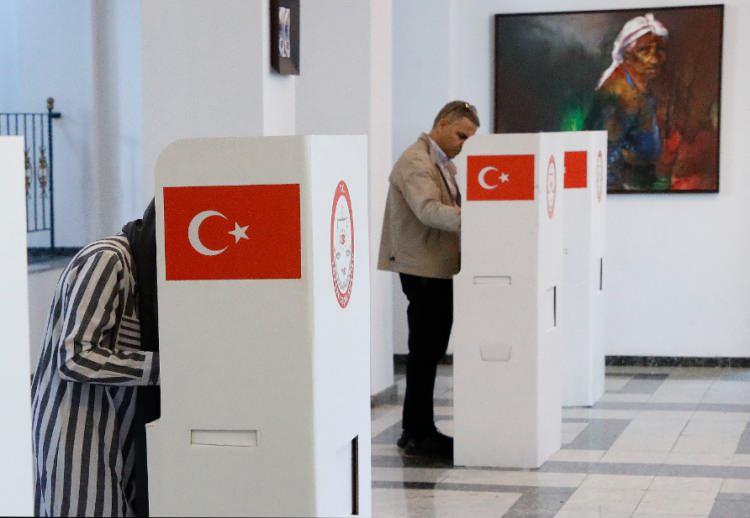 <p>New York'taki Başkonsolosluk binasına gelemeyen vatandaşlar için kurulan ilave sandık merkezlerinde yoğun ilgiden dolayı uzun kuyruklar oluştu.</p>

<p>ABD ve Kanada'daki Türk vatandaşları, 29 Nisan-7 Mayıs tarihlerinde 09.00-21.00 saatlerinde istedikleri gün oylarını kullanabilirken, New York Başkonsolosluğunca açılan ilave sandık merkezleri de toplamda iki gün gurbetçi seçmenlere hizmet verdi.</p>

<p> </p>
