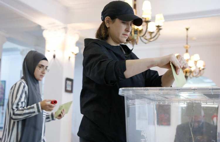 <p>Oy kullanma işlemlerinin sona ermesinin ardından, sandık komisyonu ve müşahitler nezaretinde mühürlenerek çuvallara konulan oy pusulaları, Türk Hava Yolları ile Türkiye'ye taşınarak Yüksek Seçim Kuruluna (YSK) teslim edilecek.</p>
<p> </p>