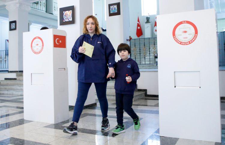 <p><strong>ÖZBEKİSTAN</strong></p>

<p>Özbekistan'da yaşayan Türk vatandaşlarının Türkiye'de 14 Mayıs'ta yapılacak Cumhurbaşkanı ve 28. Dönem Milletvekili Seçimleri için oy verme işlemleri tamamlandı.</p>

<p>Özbekistan’daki Türk seçmenler, Taşkent Büyükelçiliği ile Semerkant Başkonsolosluğu'nda kurulan sandıklarda 5-7 Mayıs tarihlerinde oylarını kullandı.</p>

<p> </p>

