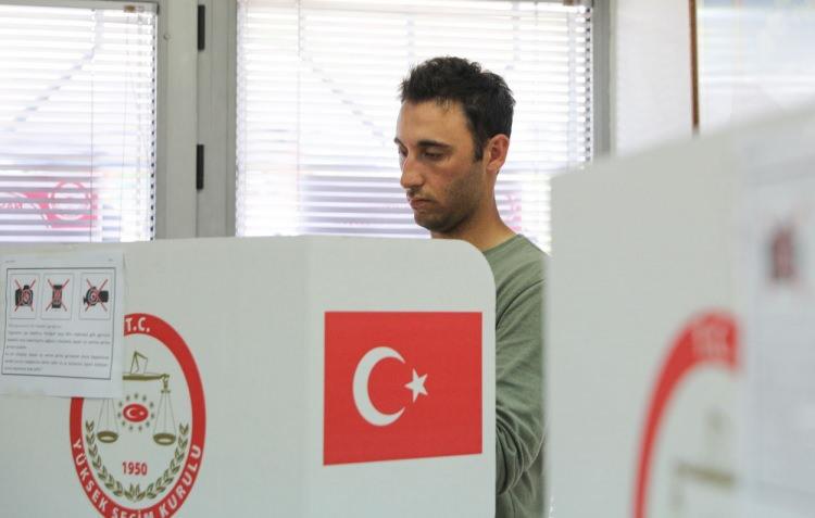 <p>Oy kullanma işlemlerinin bugün yerel saatle 21.00'de tamamlanmasının ardından sandıklar kapandı. Oy pusulaları, sandık komisyonu ve müşahitler nezaretinde mühürlenerek çuvallara konuldu.</p>

<p>- Nobel ödüllü Türk bilim insanı Aziz Sancar Semerkant'ta oyunu kullandı</p>

<p>Bu arada, Nobel Ödüllü Türk bilim insanı Prof.Dr. Aziz Sancar, adının verildiği Özbekistan'daki bir üniversite laboratuvarının açılışına katılmak üzere bulunduğu Semerkant'ta, başkonsolosluk binasında kurulan sandığa giderek oyunu kullandı.</p>

<p>Yurt dışı seçmen kütüğüne kayıtlı toplam 3 bin 239 kayıtlı seçmenin bulunduğu Özbekistan'da, ikisi Taşkent'te, biri Semerkant'ta toplam 3 sandık kurulmuştu.​​​​​​​</p>
