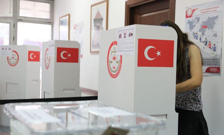 <p><strong>KAZAKİSTAN</strong></p>

<p>Kazakistan'da, Türkiye'de 14 Mayıs'ta yapılacak Cumhurbaşkanı ve 28. Dönem Milletvekili Genel Seçimleri için oy kullanma işlemi sona erdi.</p>

<p>Kazakistan'daki Türk seçmenler, Astana Büyükelçiliği ile Almatı ve Aktau'daki Başkonsolosluklarda kurulan sandıklarda 4-7 Mayıs tarihlerinde oylarını kullandı.</p>

<p> </p>

