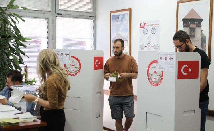 <p><strong>- EN FAZLA SEÇMEN ALMANYA'DA, EN AZI İSE BREZİLYA'DA</strong></p>

<p>YSK verilerine göre, en çok yurt dışı seçmenin bulunduğu ülke 1 milyon 501 bin 152 ile Almanya oldu. Almanya'yı 397 bin 86 seçmenin yaşadığı Fransa ve 286 bin 753 seçmenin kayıtlı olduğu Hollanda izledi.</p>

<p>Sandık kurulan ülkeler arasında en az seçmen sayısına sahip ülkeler ise 581 ile Brezilya, 584 seçmenle Nijerya, 635 seçmenle Türkmenistan olarak sıralandı.</p>
