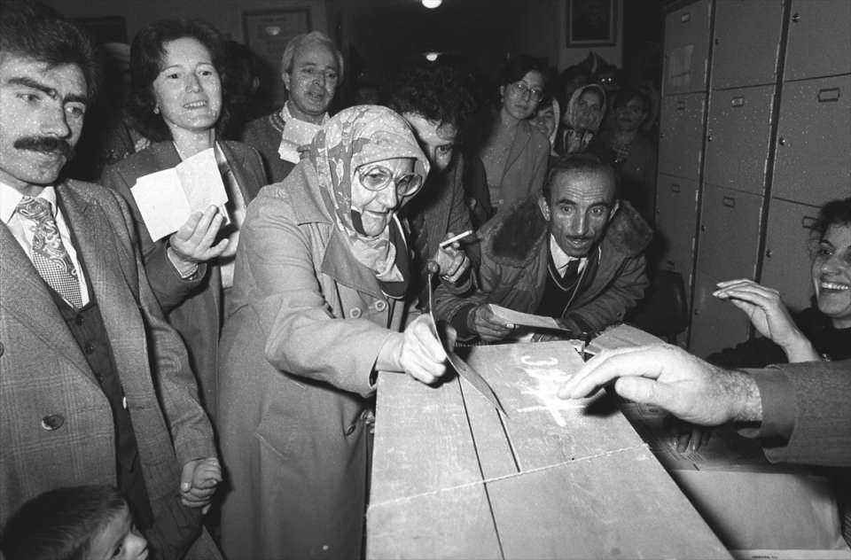 <p>Vatandaşlar, 5 yıl boyunca görev yapacak cumhurbaşkanı ile yeni parlamento üyelerinin belirleneceği seçim için saat 08.00 itibarıyla sandık başına gitmeye başladı. Türkiye, Cumhuriyet'in ilanından sonraki 23 yıl boyunca "tek partili" sistemle yönetildi. Birçok kez çok partili hayata geçişle ilgili girişimlerde bulunulsa da gerçek anlamda çok partili ilk demokrasi sınavı 21 Temmuz 1946'daki genel seçimlerle verildi. Seçmen, 100 yıllık Cumhuriyet tarihinde cumhurbaşkanı, milletvekili, mahalli idareler ve halk oylamaları dahil pek çok kez sandığa gitti. 16 Nisan 2017'de "Cumhurbaşkanlığı hükümet sistemi" olarak bilinen 18 maddelik yeni anayasa değişikliği için yapılan halk oylamasında ise seçmenlerin yüzde 51,35'i "evet" oyu kullandı ve Anayasa değişikliği yürürlüğe girdi. 24 Haziran 2018'de yapılan Cumhurbaşkanı ve 27'nci Dönem Milletvekili Genel Seçimi'nin ardından, Recep Tayyip Erdoğan, yeni sistemin ilk cumhurbaşkanı oldu. Bugün yapılan seçimlerde ise Türkiye, cumhurbaşkanını ve 28'inci Dönem milletvekillerini seçecek. 6 Kasım 1983'te genel seçimler yapıldı. Seçimde, yaşlılar da oy kullandı. (Arşiv)</p>

<p> </p>
