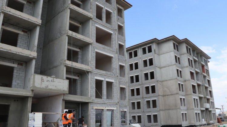 <p>İlçenin Kırıkçalı Mahallesi`nde iki ay önce temeli atılan, 17 blok ve 399 daireden oluşan projede inşaat çalışmaları hızla sürüyor.</p>