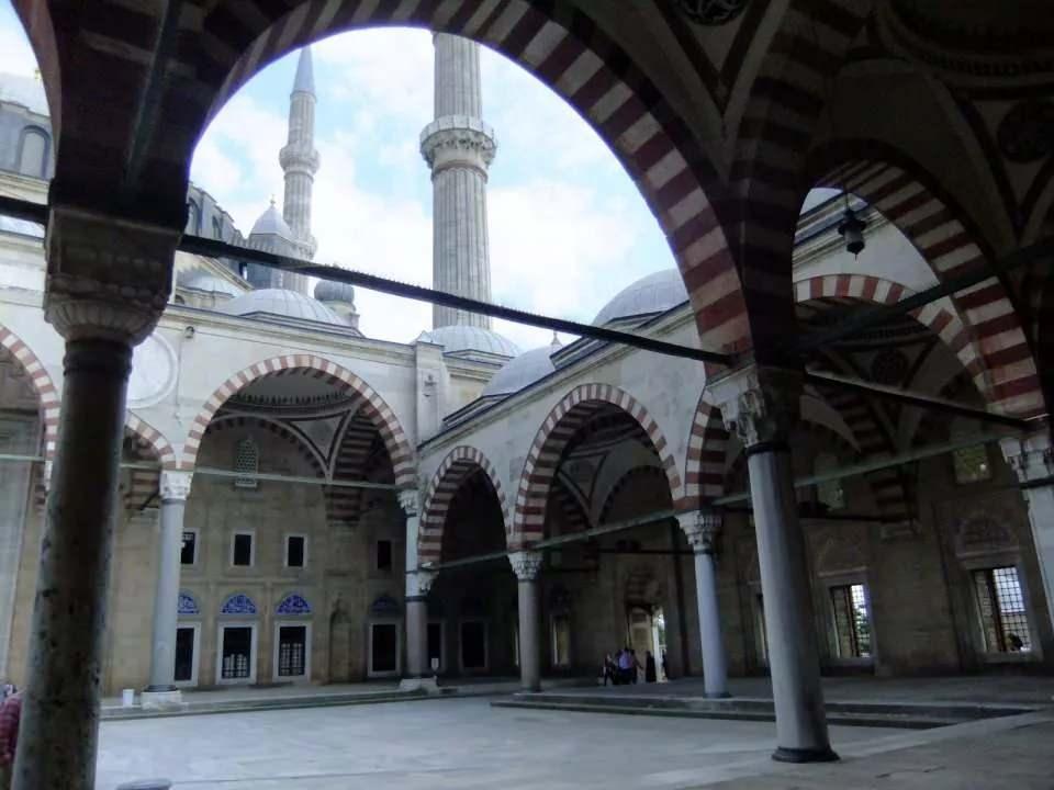 <p>Sinan kendinden emin, temelin sağlam olması için zaman gerektiğini söylemiş ve eklemiş: "Hesaplarıma göre 8 yıl gerekiyordu" demiş. Sultan Selim, eliyle cellada dur işareti vermiş ve Mimar Sinan'ın dehası karşısında diyecek bir şey bulamamış.</p>
<p> </p>