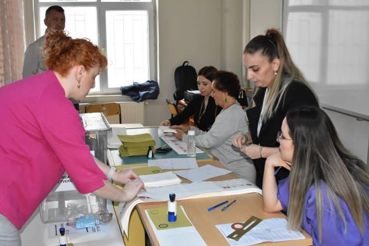 <p>Yeşil Sol Parti ile Türkiye İşçi Partisinden oluşan Emek ve Özgürlük İttifakı'nın oy oranı ise yüzde 10,54 olarak gerçekleşti.</p>

<p> </p>
