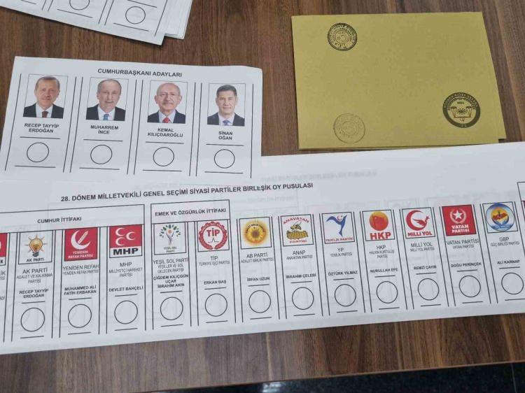 <p>HDP, Anayasa Mahkemesinde kapatılması istemli dava sürecinin devam etmesi nedeniyle seçime Yeşil Sol Parti adı altında girdi.</p>
<p> </p>