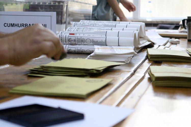<p>28. Yasama Dönemi'nde Cumhur İttifakı'nın milletvekili sayısı 322, Millet İttifakı'nın milletvekili sayısı 213, Emek ve Özgürlük İttifakı'nın ise 65 oldu. Bu durumda <strong>"Cumhur ittifakı"</strong> parlamentoda çoğunluğu elde etti.</p>