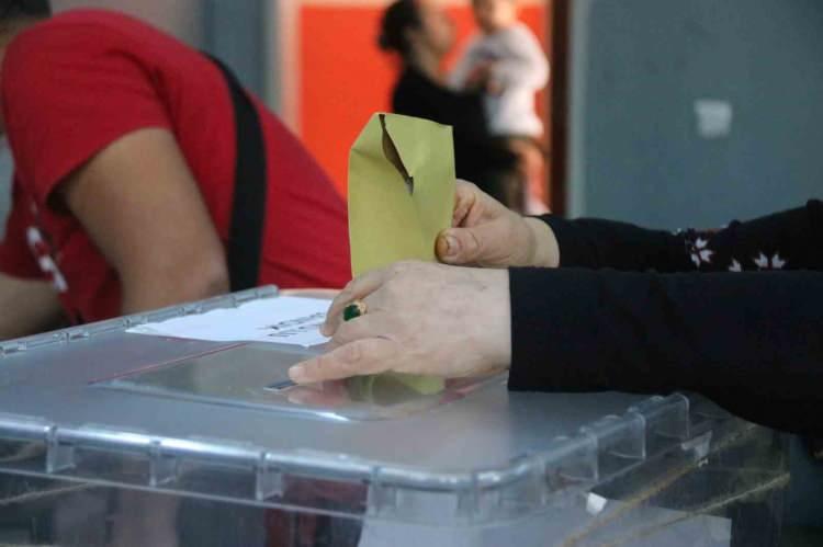 <p>Türkiye'de rekor katılımla gerçekleşen 14 Mayıs seçimlerini 3 Mayıs'ta açıkladığı anket sonuçlarıyla yüzde 1.0 sapma ile doğru bilen ASAL Araştırma, 2. turla ilgili ilk anket sonularını yayımladı...</p>
