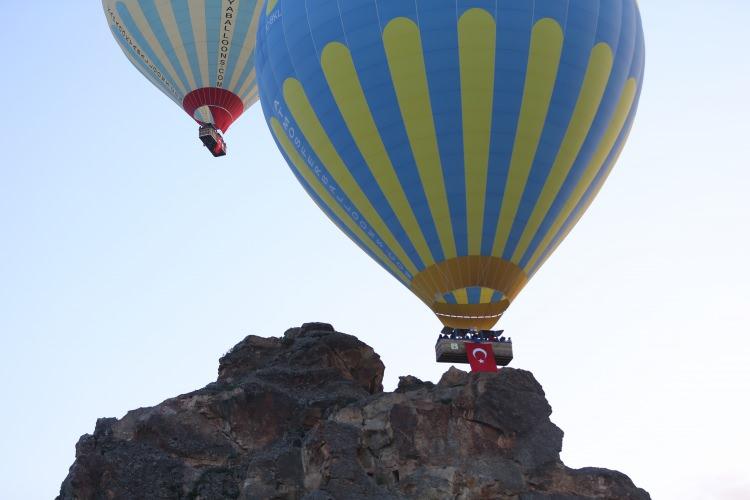 <p>Göreme beldesi çevresinden kalkış yapan balonlar yaklaşık bir saat boyunca peribacaları üzerinde süzüldü.</p>
