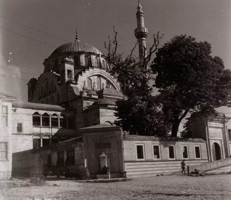 <p><strong>SELİMİYE CAMİİ EFSANELERİ<br />
</strong><br />
Selimiye'nin uzun yıllar boyunca süregelen, kulaktan kulağa, nesilden nesile aktarılan hikayeleri günümüze kadar söylenegeliyor.</p>