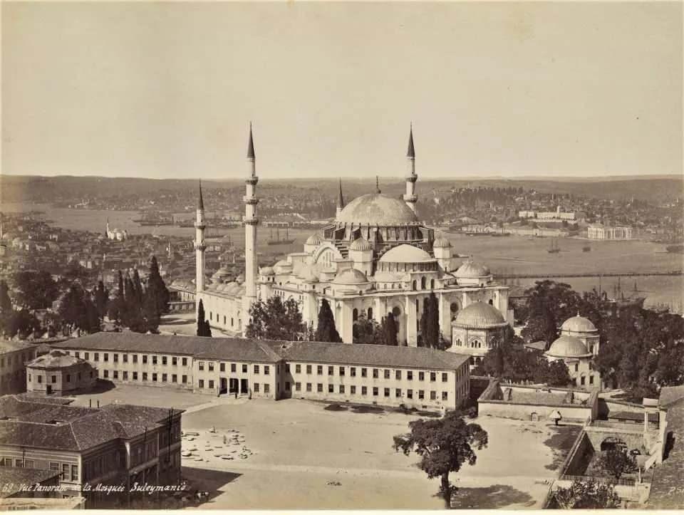 <p>Sinan şöyle cevap verir: "Sultanım, dikkat edin nargilemde tömbeki, tütün yoktur. Sadece suyun fokurdamasından meydana gelen sesin cami içerisinde dağılımını kontrol ediyorum. Buradaki suyun sesi caminin her tarafına eşit yayılırsa, yarın burada Kuran okuyacak olan hocanın sesi de 60-70 metreye kadar toplanan cemaat tarafından duyulacaktır. İşte bu yüzden, akustiği kontrol ediyorum.</p>
