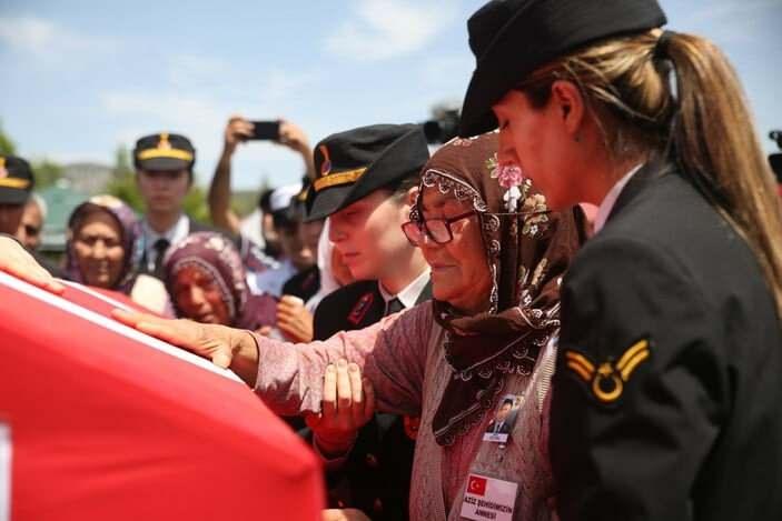 <p>Bu ana tanıklık eden yakınları gözyaşlarına boğuldu.Şehidin annesi Elife ile babası Mehmet Ölmez'i, görevliler teselli etmeye çalıştı.Şehidin eşi Melek Ölmez ve çocukları da tabuta sarılıp uzun süre gözyaşı döktü.</p>
<p> </p>
<p>Kılınan cenaze namazının ardından Şehit Ölmez, Körmenlik Mezarlığı'nda toprağa verildi.</p>