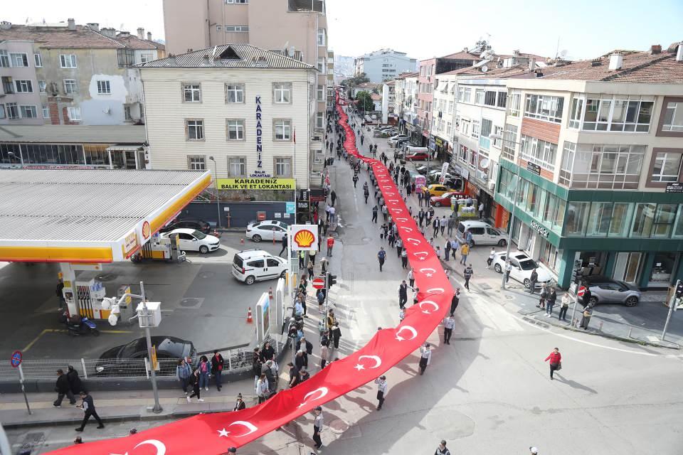<p>Vatandaşlar da ellerindeki Türk bayraklarını sallayarak yürüyüş yapanlara destek verdi.</p>
<p> </p>