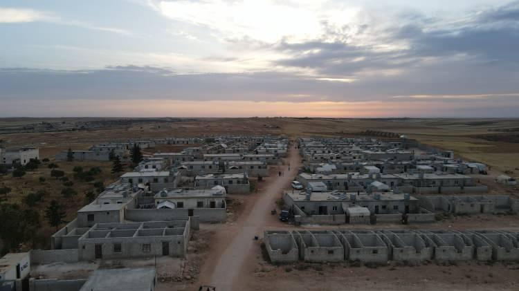 <p>Suriye'nin kuzeyinde belirlenen çok sayıda noktada savaş mağduru ve yerinden edilmiş aileler için briket ev yapımı aralıksız sürüyor. </p>
