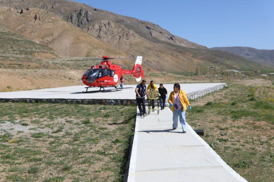 <p>Mahalleye giden ambulansla Başkale Devlet Hastanesi'ne götürülen Tekin'inin kalp krizi geçirdiği ve kalbinin durduğu belirlendi.</p>