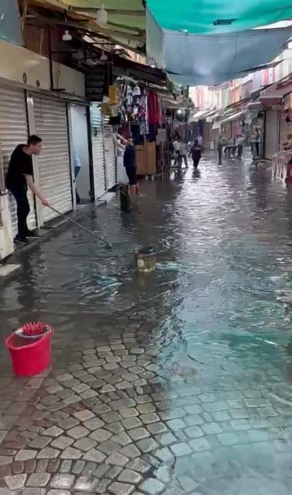 <p>İzmir’de aniden bastıran sağanak yağış, tarihi Kemeraltı Çarşısı olmak üzere bazı noktaları sular altında bıraktı, vatandaşlar zor anlar yaşadı.</p>
