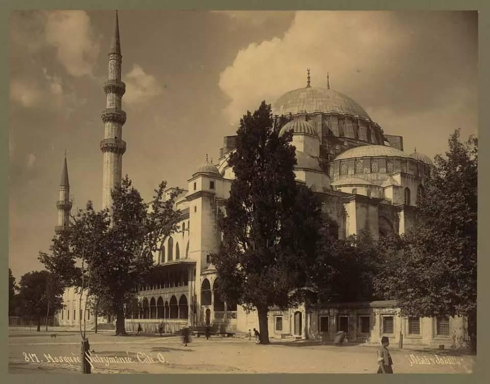 <p>Bu mektuba ve üsluba sinirlenen padişah, malları elçinin gözleri önünde bahşiş olarak dağıtır ve kutuyu Sinan'a vererek içindeki mücevherleri yapının taşlarına karıştırmasını buyurur.</p>
