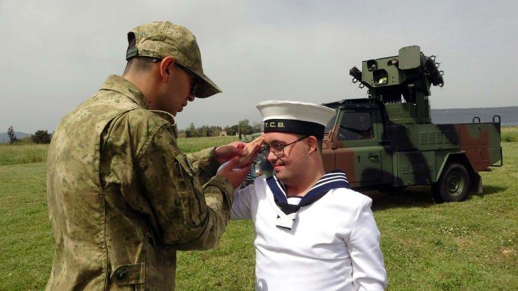 <p>Askerlik yaptığı için çok mutlu olduğunu söyleyen Berkay Yılmaz, "Çanakkale Boğaz Komutanlığı'nda askerliğimi yapıyorum. Rütbem belli, çavuşum. </p>