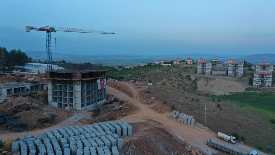<p><em><strong>Başkan Okumuş, ilçede yaşam alanları ve sosyal tesisleriyle harika bir şehir oluşturulduğuna işaret ederek, şunları kaydetti:</strong></em></p>

<p>"Cumhurbaşkanımız Recep Tayyip Erdoğan'ın yaklaşık 100 günde beş defa Kahramanmaraş'a gelmesi, İçişleri Bakanımız Süleyman Soylu ile Çevre, Şehircilik ve İklim Değişikliği Bakanı Murat Kurum ve ekibinin gece gündüz demeden burada çalışması, depremzedelerimize de moral motivasyon veriyor. </p>
