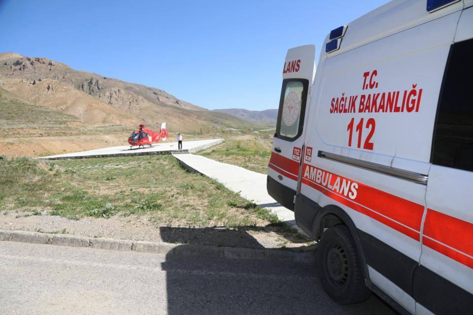 <p>Van kent merkezine yaklaşık 116 kilometre uzaklıkta bulunan Başkale ilçesine bağlı Hafizye Mahallesi'nde yaşayan Yılmaz Tekin'in, rahatsızlanınca yakınları 112 Acil Acil Servis ekiplerine haber verdi. </p>