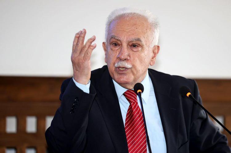 <p>Vatan Partisi Genel Başkanı Doğu Perinçek de Cumhurbaşkanlığı seçimlerinde kaybedenler arasında yer alıyor. Perinçek'in Cumhurbaşkanlığı adaylığı için gerekli olan 100 bin imzayı toplayamaması zihinlerdeki yerini korurken Vatan Partisi de milletvekilliği seçimlerinde umduğunu bulamadı.</p>