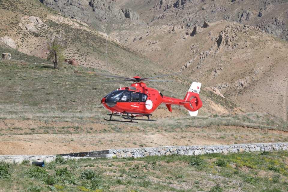 <p>Van'ın Başkale ilçesinde kalp krizi geçiren ve ilk müdahalesi Başkale Devlet Hastanesi'nde yapılan Yılmaz Tekin (48), ambulans helikopterle Van'a sevk edildi. </p>
<p> </p>