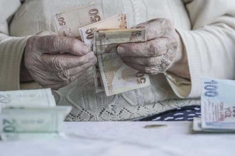 <p>Memurlarımızın maaşına Temmuz'da sadece enflasyon farkı eklemekle kalmayıp refah payı artışı da yapacağız. Kamu işçileri için zammını da salı günü açıklayacağız." dedi.</p>
<p> </p>