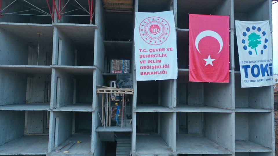 <p>Türkoğlu Belediye Başkanı Osman Okumuş, AA muhabirine, depremzedelerin hiçbir eksiğinin kalmaması için gece gündüz demeden uğraş verdiklerini söyledi.</p>
