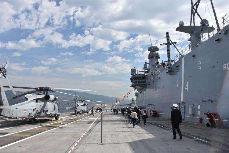 <p>Araç güvertelerinde; </p>
<p>– 13 adet Tank </p>
<p>– 27 adet Zırhlı Amfibi Hücum Aracı-ZAHA </p>
<p>– 6 adet Zırhlı Personel Taşıyıcı-ZPT </p>